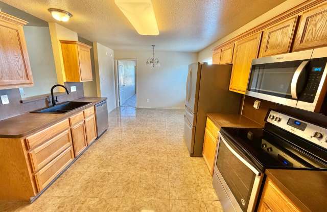 Welcome Home to 2415 Isabelle Dr! Gallery 3