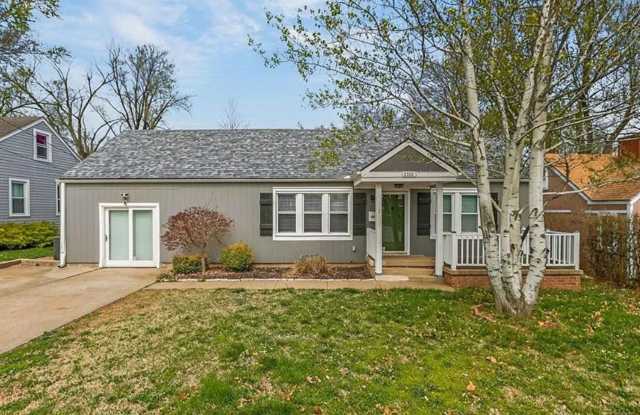 3 BR/1BA | Newly Renovated Single Family Home | Great backyard| In Blue Springs! photos photos