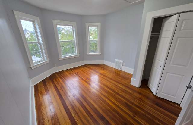 Spacious and Bright 3Bd 1 Bath Available for Rent in Dorchester Now! photos photos