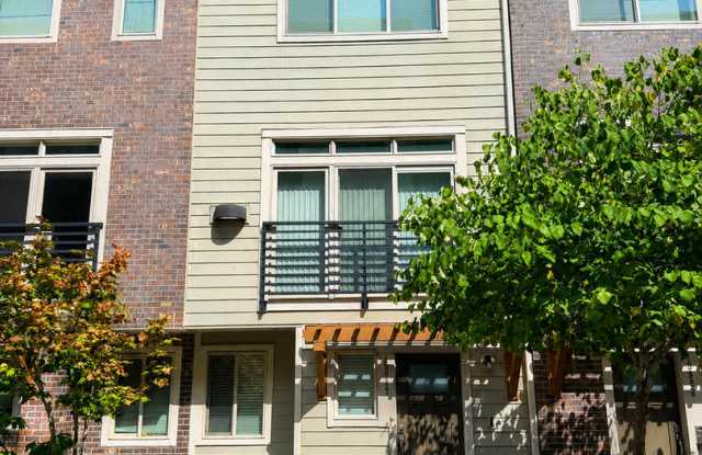Modern Bellevue Townhome with Private Top-Floor Loft Suite & Rooftop Deck photos photos