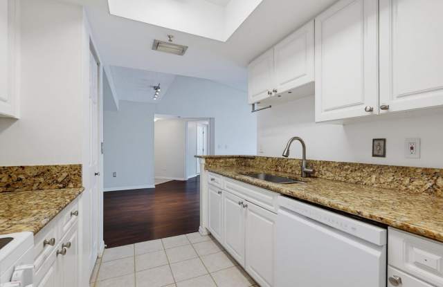 400 CRESTWOOD Court N Gallery 4