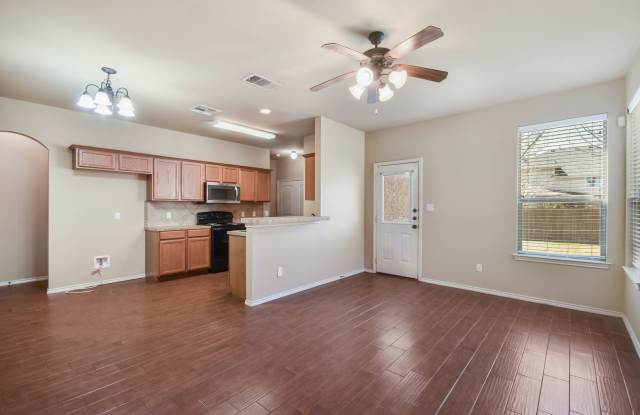 AVAILABLE NOW! Nice 3 BEDROOM DUPLEX LOCATED IN HUTTO, TEXAS! photos photos