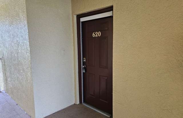 Well maintained 2 bed 2 bath Condo in the heart of Fort myers with lake view Gallery 3