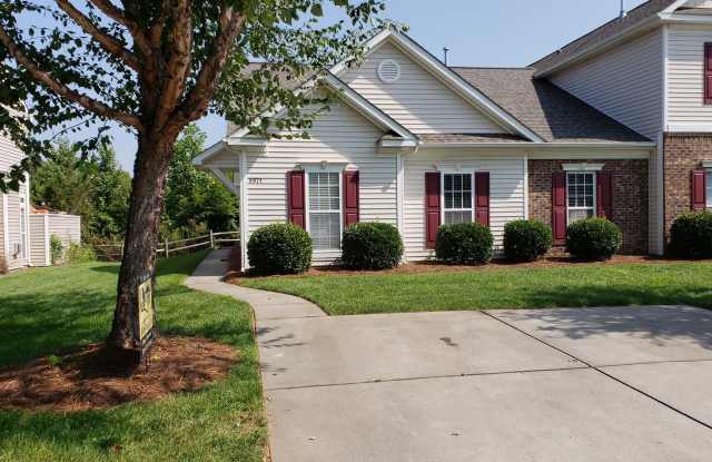 One level townhouse, no stairs, convenient to Lewisville/Clemmons photos photos