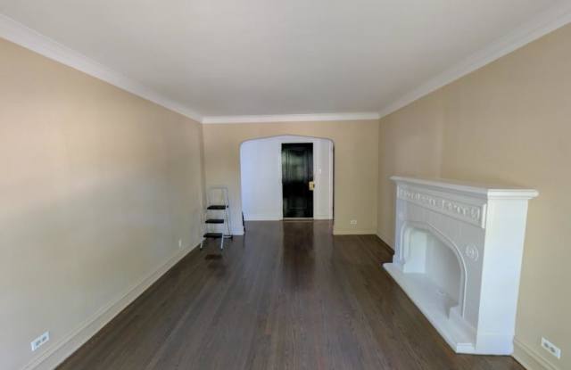 6711 North Greenview Avenue Gallery 2