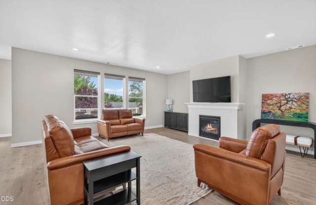 Executive Custom Home for Rent in Eagle Point Golf Course Community, 4 Bed, 3 Bath Gallery 4