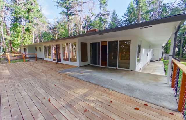 Large Beautiful Home in the Hills Gallery 3