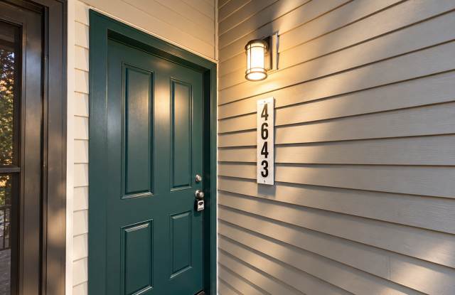 Cozy 2 Bedroom, 2 Bathroom Duplex Surrounded by Trees in Lake Oswego Gallery 4