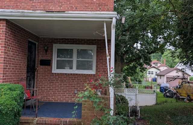 3 bed 1.5 bath Updated Charming Brick Duplex, Ideal for Medical Professionals & Commuters Gallery 1