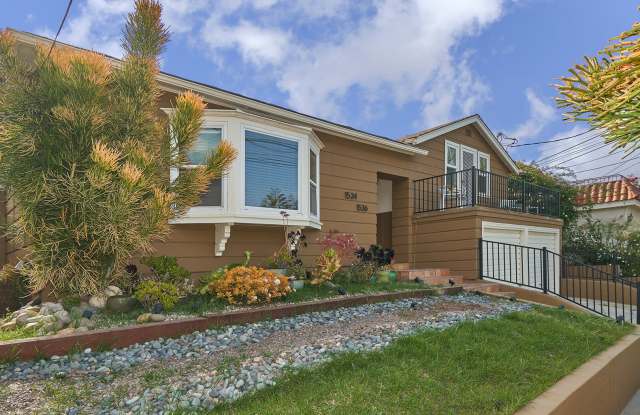 Stunning  Spacious Duplex w/Hwd+Laundry in Unit+Yard Near The Grove  More - 1534 Ellsmere Avenue, Los Angeles, CA 90019