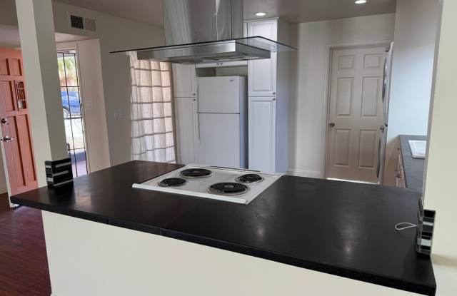 Beverly Green Large Home with Pool and In-Law Unit Gallery 4