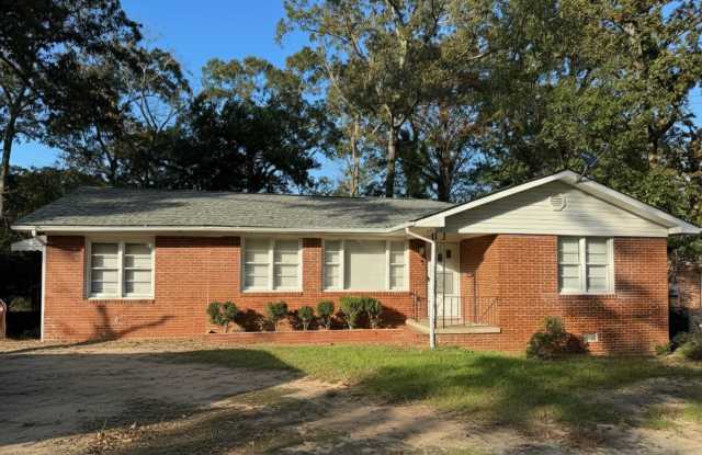 Beautiful 4 Bed, 2 Bath Brick Home Near Robins Air Force Base! photos photos