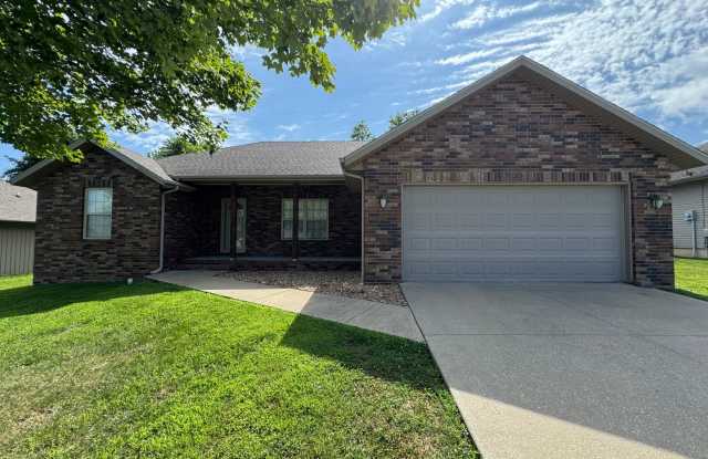 Beautiful 3 bedroom 2 Bathroom Home located in Bluebird Hills Subdivision Nixa, MO Gallery 1