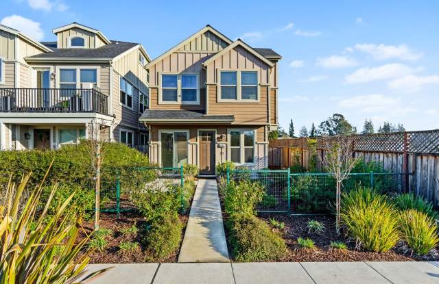 2 bed 2.5 bath + Bonus Room Newer Construction Home Available Now! photos photos