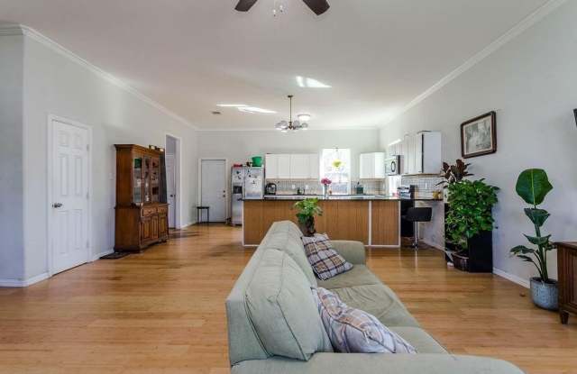 3306 Huisache Street Gallery 3