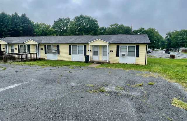 Must see this adorable 1 bedroom 1 bath apartment . Located in Dallas . Gallery 1
