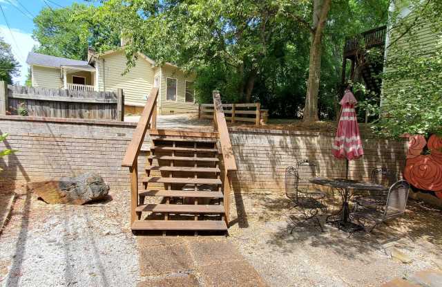 Preleasing for Fall 2027 - Live in a Legend! Historic 4-Bed “Tight Pockets” House – Walk to Downtown & UGA! Gallery 3