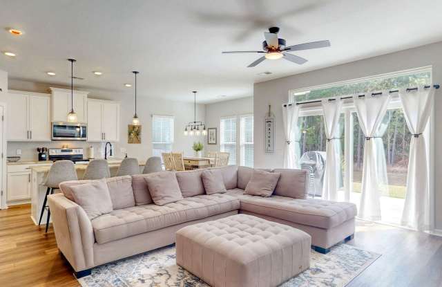 Spacious 4 bed, 2 bath Home with Neighborhood Amenities! Gallery 3