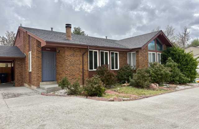 Charming 3-Bed Townhome in Holladay – Fenced Yard, Ample Parking & Prime Location - 5441 South 1300 East, Murray, UT 84117