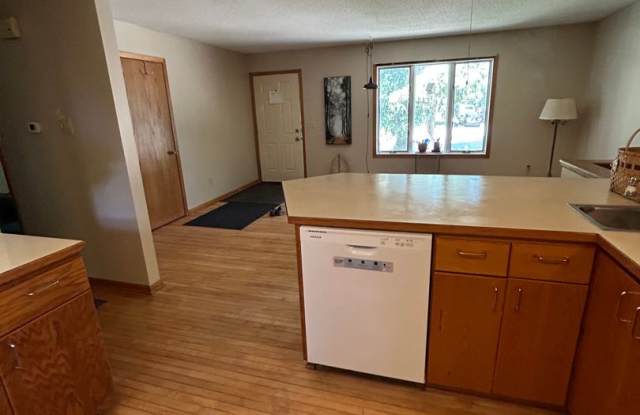 3 Bed, 2 Bath , 2 stall garage - Fenced in backyard Single Family Home in Northfield Gallery 4