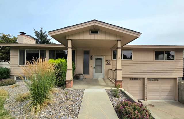 ** Oversized 4-Bedroom House w/ 2-Car Garage, & Fenced Backyard in a great Wenatchee Neighborhood! photos photos