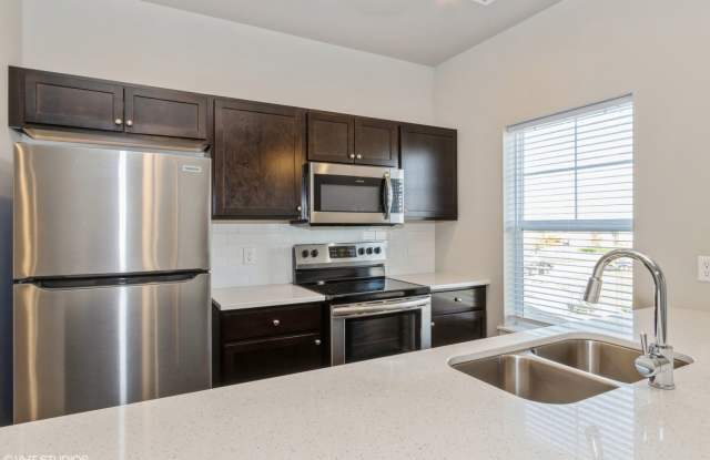 Big Ben Townhomes - 3 Bedroom/2.5 Bathroom Gallery 4