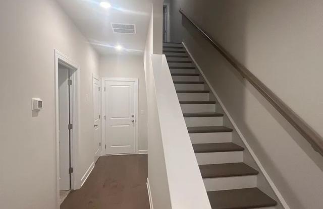 Room in 3 Bedroom Home at Memorial Pkwy Gallery 4