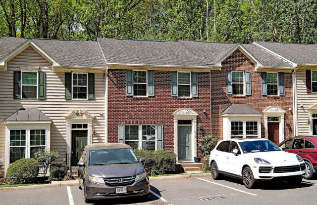 Pet-Friendly Townhome Convenient to UVA & Downtown photos photos