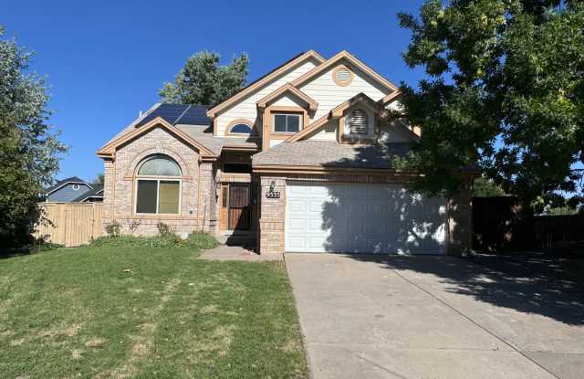 Sprawling 5 bed, 4 bath home with large lot and private, quiet backyard! Situated on cul-de-sac. Close to parks, golfing, dining, shopping and EZ access to C470! - 9335 Princeton Circle, Highlands Ranch, CO 80130