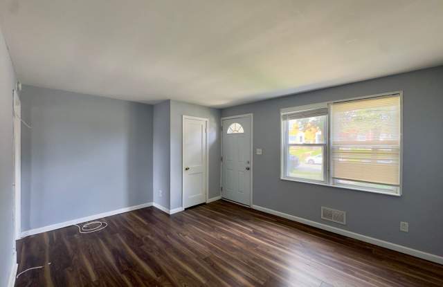 Charming 3BD/1BA Townhome in Yale Heights Home - Fenced Backyard! Gallery 3
