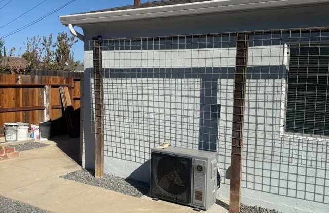 Charming 2BR House in Modesto Gallery 1