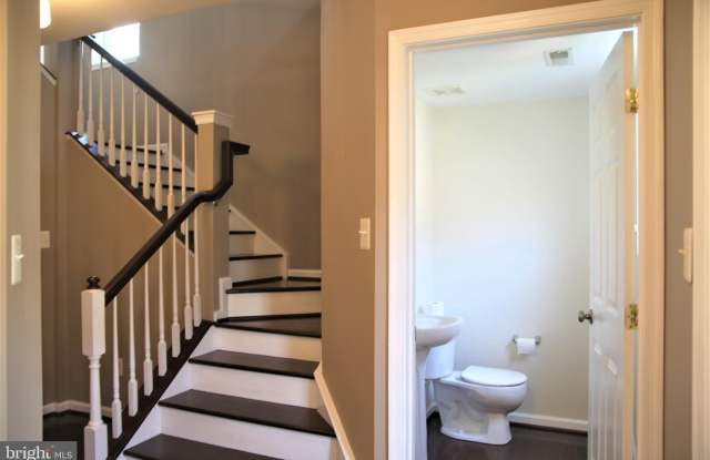 2742 MANHATTAN PLACE Gallery 2