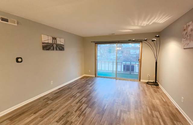 Spacious 2 Bedroom Condo for Rent in Urbandale photos photos