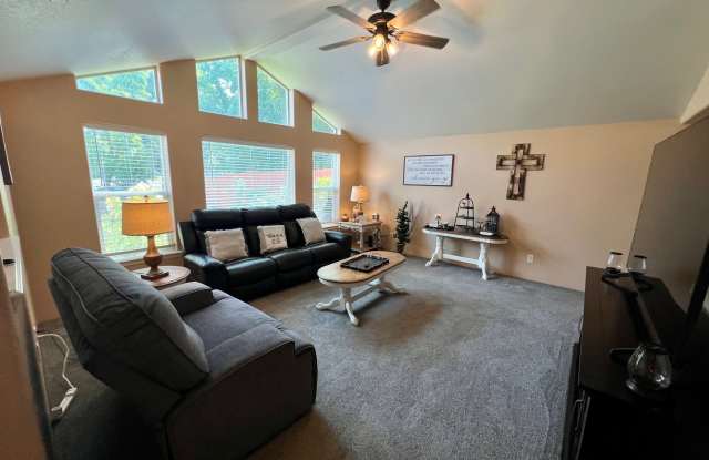 1610 Warren Way Gallery 2