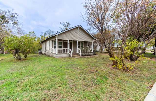 Available for May Move in!  Cute 2 bedroom 2 bathroom house near Downtown Bryan Gallery 3