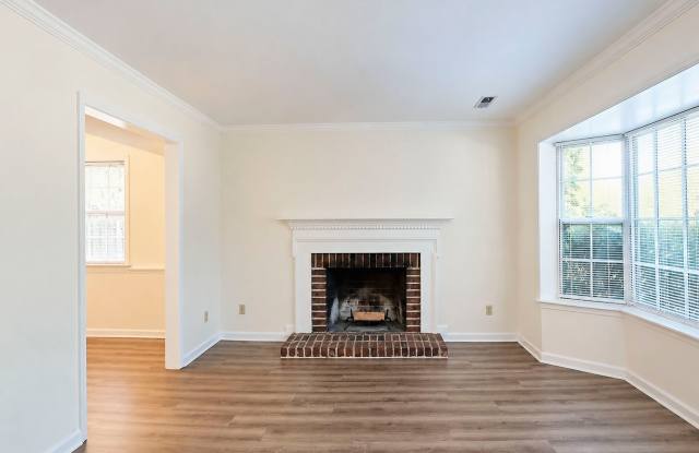 Move-In Ready Duplex with New Flooring & Appliances! Gallery 3