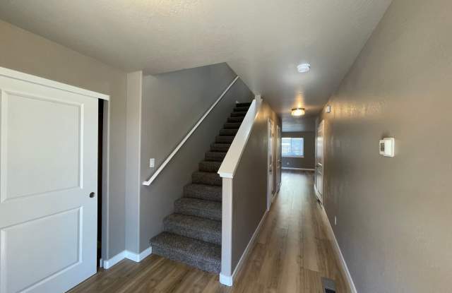 Stunning 3 Bedroom 2.5 Bath Townhome Located in The Friendly Town of Talent Gallery 4