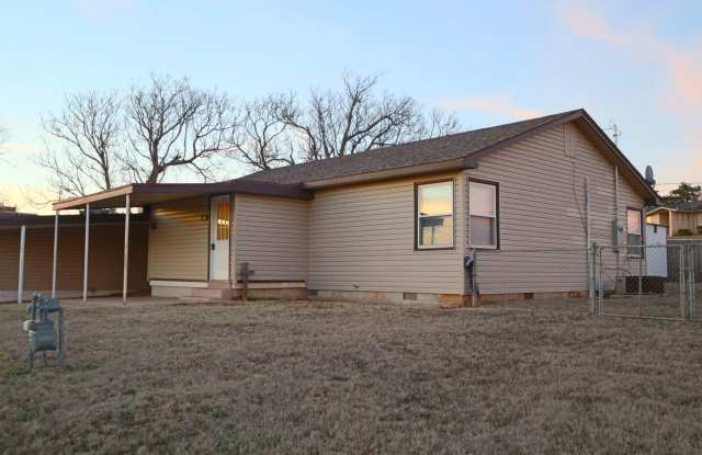 Cute and Clean 2 bedroom near SWOSU - 403 East Arlington Avenue, Weatherford, OK 73096