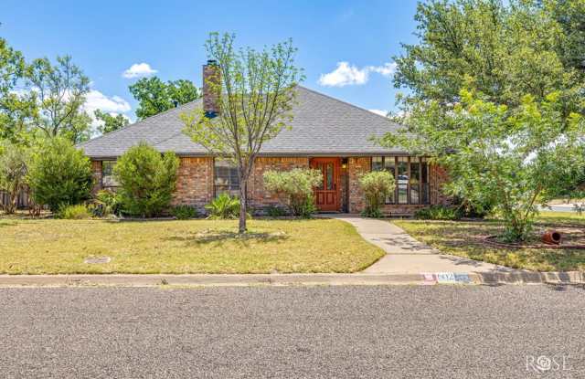 Gorgeous 3 bed/2bath home in The Bluffs AVAILABLE NOW! photos photos
