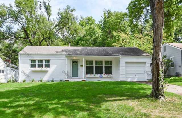 3 Bed, 1 Bath Home with Garage in Prime Kansas City Location - 311 East Sweeney Boulevard, Kansas City, MO 64114