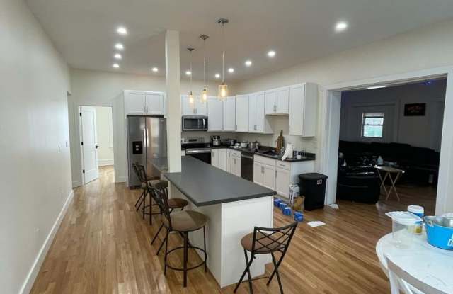 Massive  13-Bedroom House with huge Private Parking lot – Prime Campus Location! Gallery 4