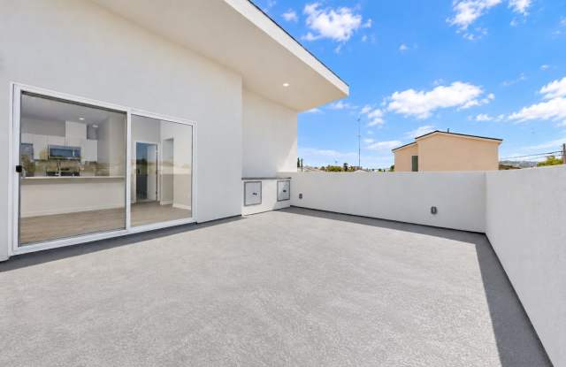 Private rooftop deck with wet bar & turfed yard! Gallery 1