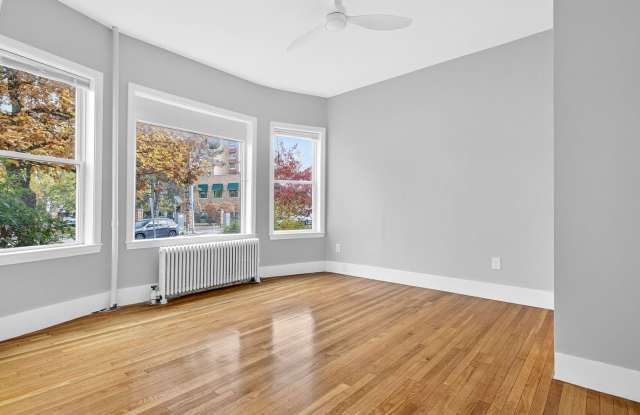 studio unit with washer/dryer Gallery 4