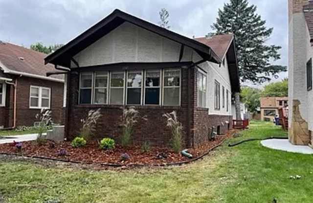 Pet friendly Charming 3 Bedroom Bungalow Aval 6/1/2026 photos photos