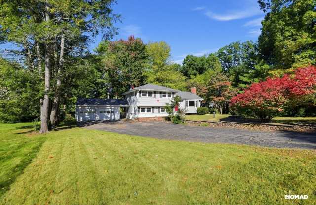 Charming 3BR House in South Windsor Gallery 4