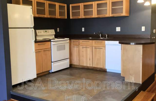 220-224 E 4th St - 220-224 East 4th Street, Waterloo, IA 50703