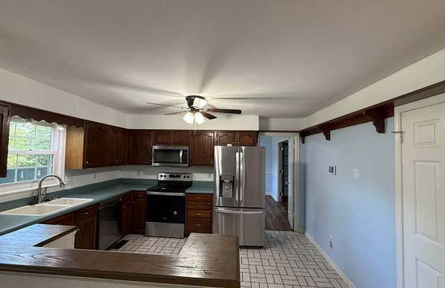 Classic 4 Bedroom Colonial Gallery 4
