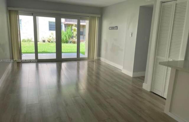 8893 Fontainebleau Blvd photos photos