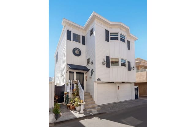 709 Bayview Drive - 709 Bayview Dr, Manhattan Beach, CA 90266