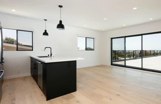 2811 3rd St Apt 10 photos photos